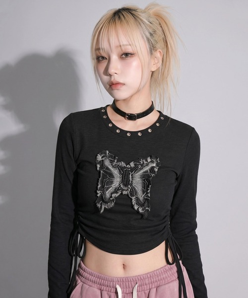 .KOM(ドットコム)の「『.KOM/ドットケーオーエム』バタフライアップリケサイドギャザー長袖Tシャツ【GC】(Tシャツ/カットソー・レディース・ブラック/ホワイト/グレー・FREE)」の1枚目の写真