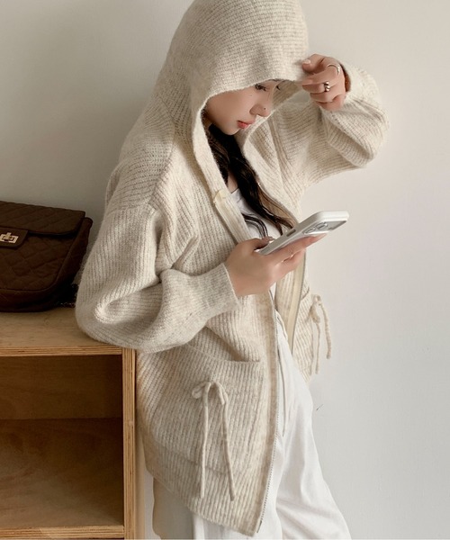 Maison Calme（メゾンカルム）の「ふんわりニットダブルジップアップフードパーカー　リボンポケット（ニット/セーター・レディース・ネイビー/ホワイト/グレー・F）」の4枚目の写真