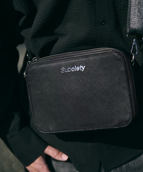 Subciety（サブサエティ）の「Leather shoulder bag（ショルダーバッグ・メンズ・ブラック/レッド・FREE）」の2枚目の写真