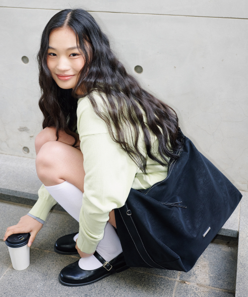 FENNEC(フェネック)の「ROOMY HOBO BAG - NUBUCK BLACK(メッセンジャーバッグ・レディース・その他・FREE)」の1枚目の写真