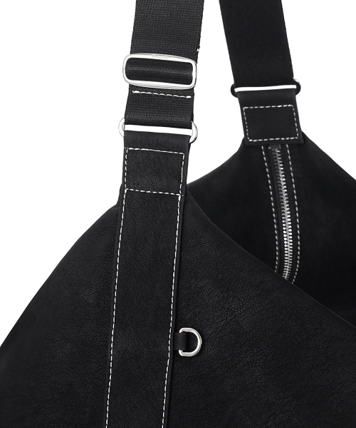 FENNEC(フェネック)の「ROOMY HOBO BAG - NUBUCK BLACK(メッセンジャーバッグ・レディース・その他・FREE)」の4枚目の写真