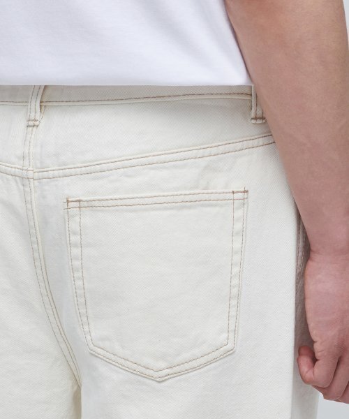 MUSINSA STANDARD（ムシンサスタンダード）の「コントラストステッチレギュラーフィットデニムパンツ[クリーム]（デニムパンツ・メンズ・その他・28/29/32/30/31/33/26/27/40/38/42/36/34）」の6枚目の写真