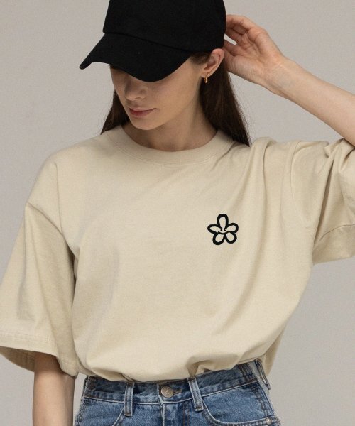 GRAVER（グレーバー）の「[ユニセックス]スモールスプレーフラワースマイル半袖Tシャツ_サンドベージュ（Tシャツ/カットソー・レディース・ベージュ・SMALL/MEDIUM/LARGE/X-LARGE）」の2枚目の写真