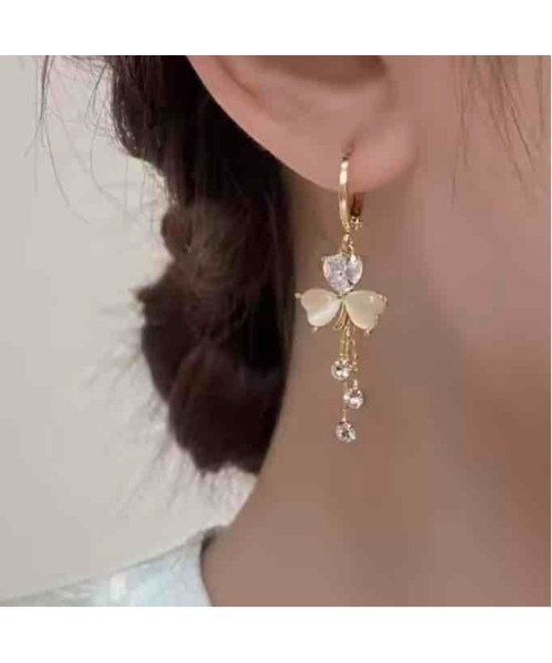 tone(トーン)の「【88eighty-eight】ゆらゆら三つ葉ビジューフープピアス【import】(MA)(ピアス(両耳用)・レディース・ゴールド・FREE)」の4枚目の写真