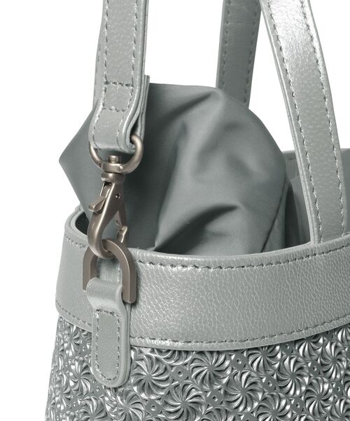 HIROKO HAYASHI（ヒロコハヤシ）の「GIRASOLE（ジラソーレ）2wayショルダーバッグ（ショルダーバッグ・レディース・シルバー/ブラック系・00）」の15枚目の写真