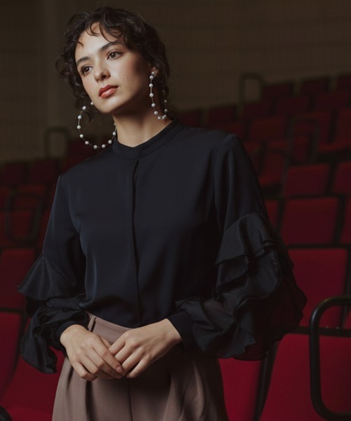 Callarus（カラルス）の「<単品>ラッフルデザイン袖ブラウス〔Callarus〕（シャツ/ブラウス・レディース・ブラック/オフホワイト・S/M/L/LL/3L）」の2枚目の写真