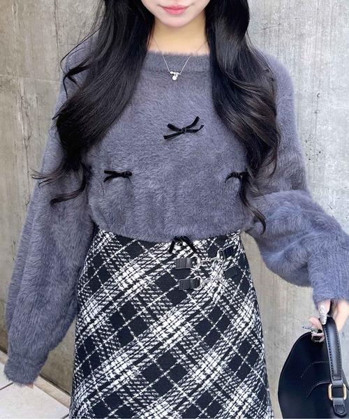 INGNI(イング)の「ベロアリボン付フェザーニット(ニット/セーター・レディース・チャコールグレー×ブラック/ホワイト×ブラック/ピンク系7・M)」の2枚目の写真