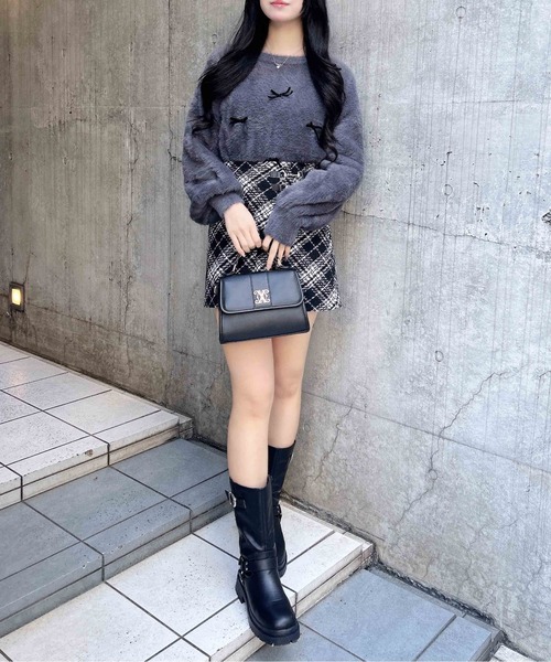 INGNI(イング)の「ベロアリボン付フェザーニット(ニット/セーター・レディース・チャコールグレー×ブラック/ホワイト×ブラック/ピンク系7・M)」の17枚目の写真