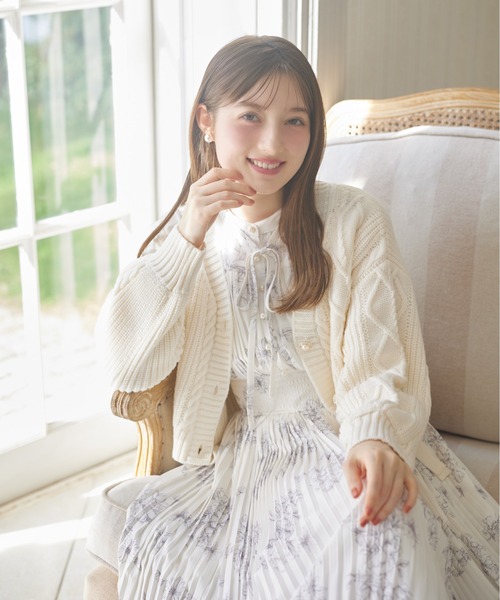 tocco closet(トッコ クローゼット)の「リボン付きハートケーブル編みニットカーディガン(カーディガン/ボレロ・レディース・オフホワイト/グレイッシュベージュ・M)」の3枚目の写真
