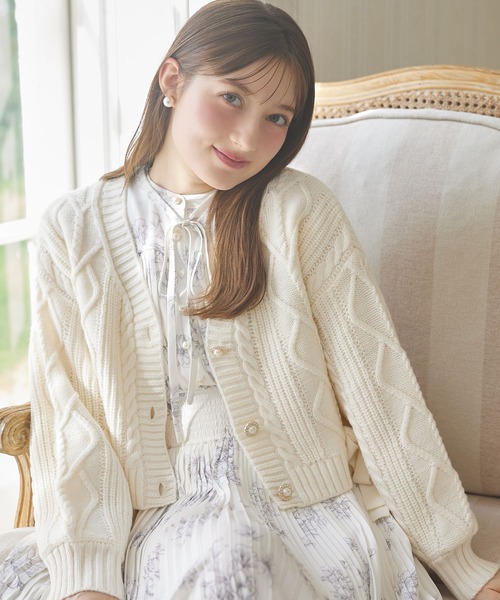 tocco closet(トッコ クローゼット)の「リボン付きハートケーブル編みニットカーディガン(カーディガン/ボレロ・レディース・オフホワイト/グレイッシュベージュ・M)」の4枚目の写真