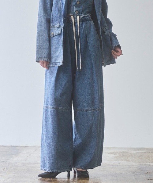 SOMETHING(サムシング)の「【GISELe 4月号掲載】atelier SOMETHING DRAWSTRING BALLOON WIDE/ウエストゴムバルーンワイドパンツ(デニムパンツ・レディース・インディゴブルー/ライトインディゴブルー・SMALL/MEDIUM)」の2枚目の写真