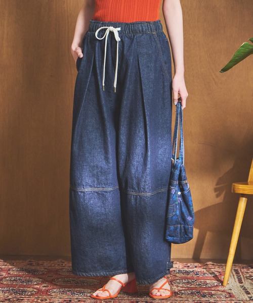 SOMETHING(サムシング)の「【GISELe 4月号掲載】atelier SOMETHING DRAWSTRING BALLOON WIDE/ウエストゴムバルーンワイドパンツ(デニムパンツ・レディース・インディゴブルー/ライトインディゴブルー・SMALL/MEDIUM)」の1枚目の写真