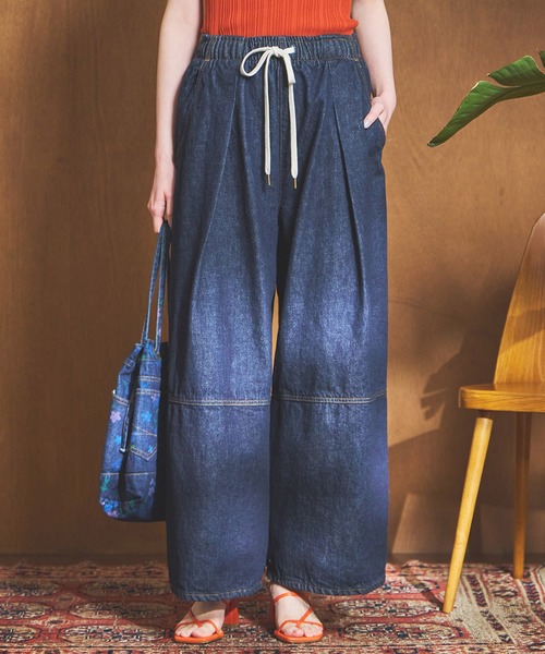 SOMETHING(サムシング)の「【GISELe 4月号掲載】atelier SOMETHING DRAWSTRING BALLOON WIDE/ウエストゴムバルーンワイドパンツ(デニムパンツ・レディース・インディゴブルー/ライトインディゴブルー・SMALL/MEDIUM)」の3枚目の写真