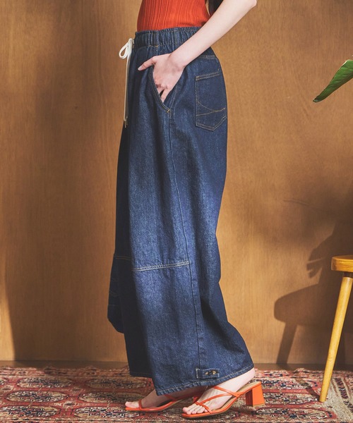 SOMETHING(サムシング)の「【GISELe 4月号掲載】atelier SOMETHING DRAWSTRING BALLOON WIDE/ウエストゴムバルーンワイドパンツ(デニムパンツ・レディース・インディゴブルー/ライトインディゴブルー・SMALL/MEDIUM)」の4枚目の写真