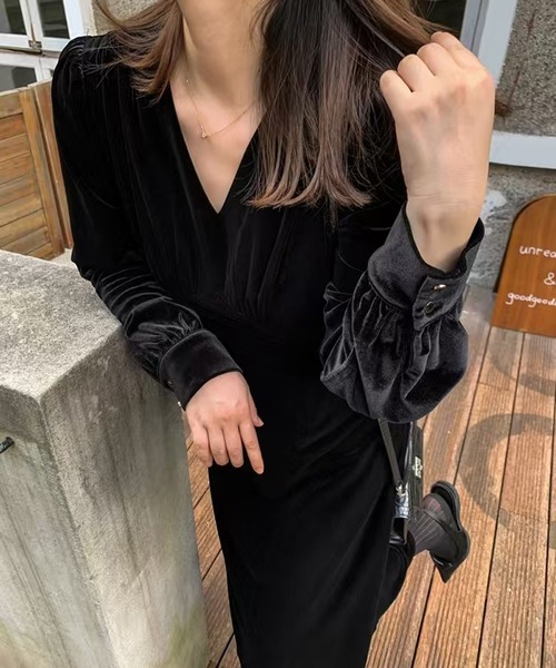 AsheKsha(アシクシャ)の「ベルベットVネックロングドレス(ワンピース・レディース・ブラック・M)」の11枚目の写真