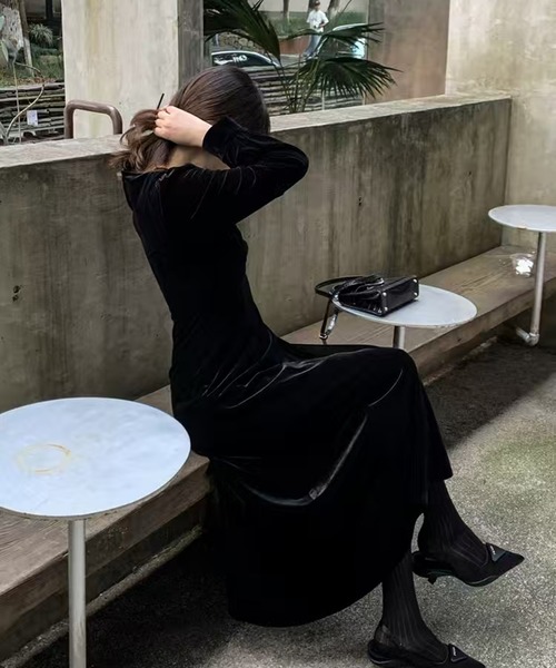 AsheKsha(アシクシャ)の「ベルベットVネックロングドレス(ワンピース・レディース・ブラック・M)」の14枚目の写真