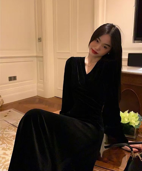 AsheKsha(アシクシャ)の「ベルベットVネックロングドレス(ワンピース・レディース・ブラック・M)」の2枚目の写真