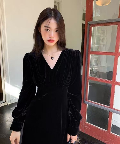 AsheKsha(アシクシャ)の「ベルベットVネックロングドレス(ワンピース・レディース・ブラック・M)」の3枚目の写真