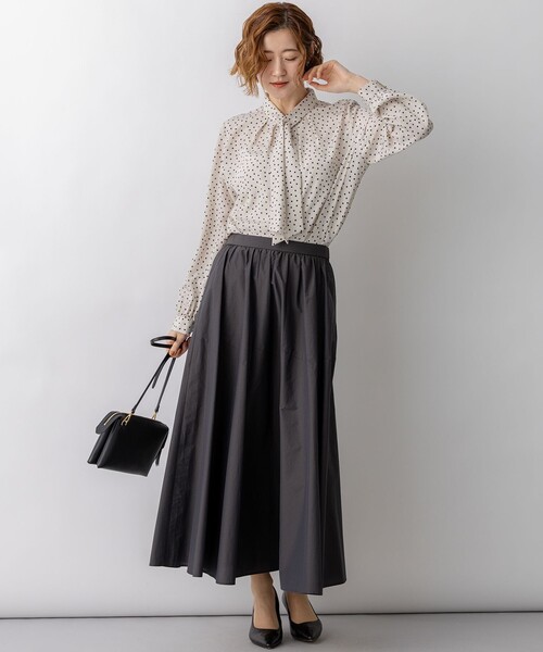 23区(ニジュウサンク)の「ランダムドットプリント タックブラウス(シャツ/ブラウス・レディース・ベージュ系5/ネイビー系5・40/38)」の3枚目の写真