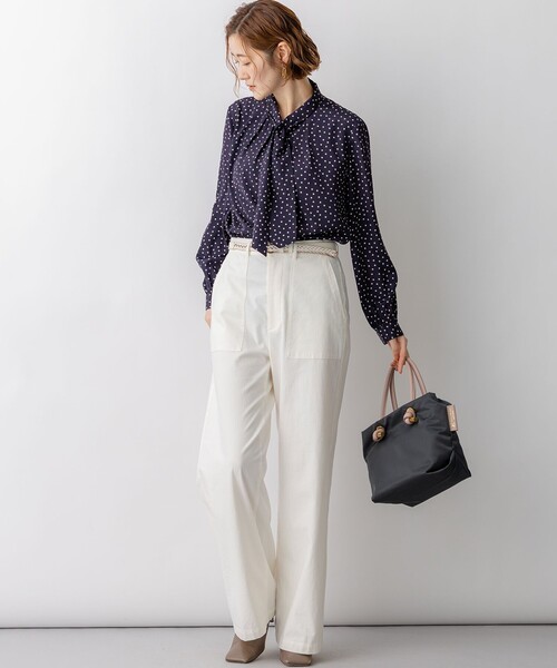 23区(ニジュウサンク)の「ランダムドットプリント タックブラウス(シャツ/ブラウス・レディース・ベージュ系5/ネイビー系5・40/38)」の6枚目の写真