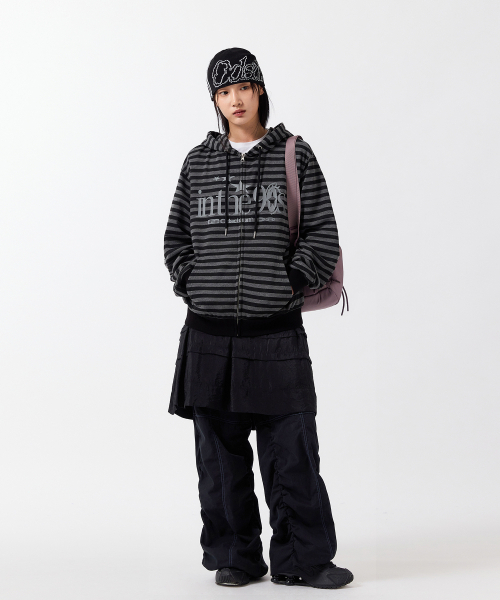 ODD STUDIO(オッドスタジオ)の「サイド切り替えステッチシャーリングパンツ - ブラック(その他パンツ・レディース・ブラック・2(M)/1(S))」の4枚目の写真