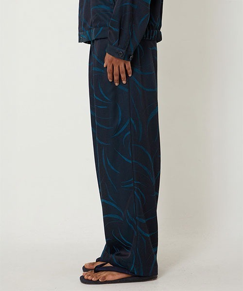 BLUE BLUE JAPAN(ブルーブルージャパン)の「メブキサテン サイドライン ストリングパンツ(その他パンツ・メンズ・ダークネイビー・M/L/XL/S)」の3枚目の写真