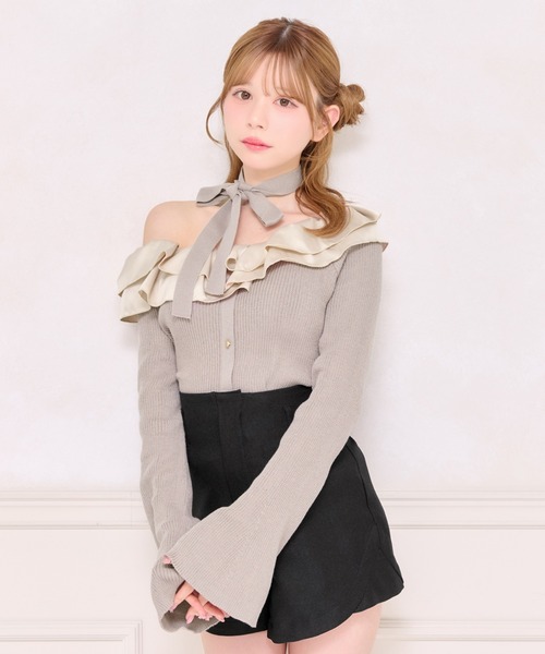 apres jour（アプレジュール）の「チョーカー付きフリルワンショルニット（ニット/セーター・レディース・ブラック/グレイッシュベージュ・フリー/X-LARGE）」の2枚目の写真