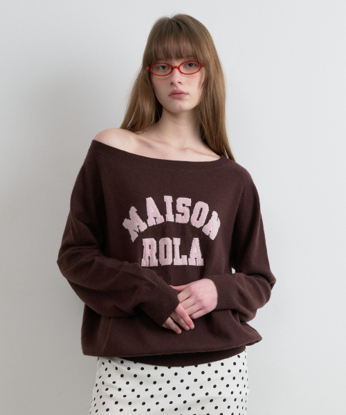 ROLAROLA(ロラロラ)の「MAISON DE ROLA CAMPUS LOGO KNIT BROWN(ニット/セーター・レディース・ブラウン・FREE)」の2枚目の写真