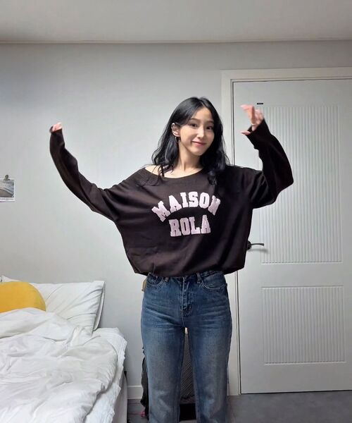 ROLAROLA(ロラロラ)の「MAISON DE ROLA CAMPUS LOGO KNIT BROWN(ニット/セーター・レディース・ブラウン・FREE)」の3枚目の写真