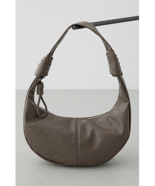 AZUL by moussy(アズールバイマウジー)の「ハーフムーンショルダーバッグ(ショルダーバッグ・レディース・オリーブ/ブラック・FREE)」の2枚目の写真