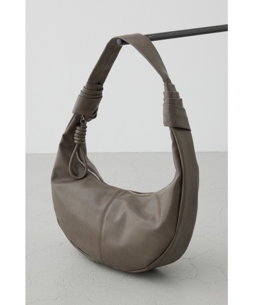 AZUL by moussy(アズールバイマウジー)の「ハーフムーンショルダーバッグ(ショルダーバッグ・レディース・オリーブ/ブラック・FREE)」の11枚目の写真