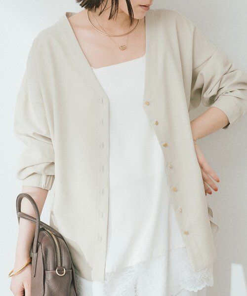 RIVE DROITE（リヴドロワ）の「【女性らしい抜け感】メタルボタンノーカラーブラウス（シャツ/ブラウス・レディース・ミント/チャコールグレー/ライトベージュ・FREE）」の3枚目の写真