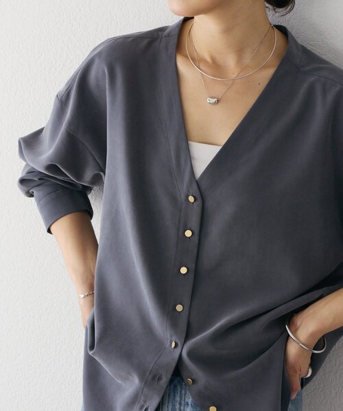 RIVE DROITE（リヴドロワ）の「【女性らしい抜け感】メタルボタンノーカラーブラウス（シャツ/ブラウス・レディース・ミント/チャコールグレー/ライトベージュ・FREE）」の2枚目の写真