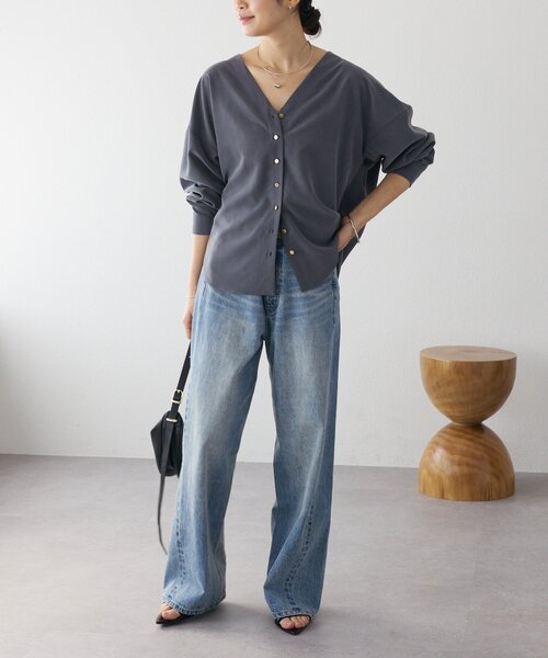 RIVE DROITE（リヴドロワ）の「【女性らしい抜け感】メタルボタンノーカラーブラウス（シャツ/ブラウス・レディース・ミント/チャコールグレー/ライトベージュ・FREE）」の4枚目の写真