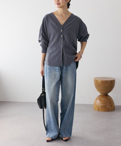 RIVE DROITE（リヴドロワ）の「【女性らしい抜け感】メタルボタンノーカラーブラウス（シャツ/ブラウス・レディース・ミント/チャコールグレー/ライトベージュ・FREE）」の5枚目の写真