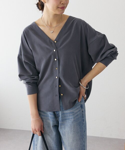 RIVE DROITE（リヴドロワ）の「【女性らしい抜け感】メタルボタンノーカラーブラウス（シャツ/ブラウス・レディース・ミント/チャコールグレー/ライトベージュ・FREE）」の8枚目の写真