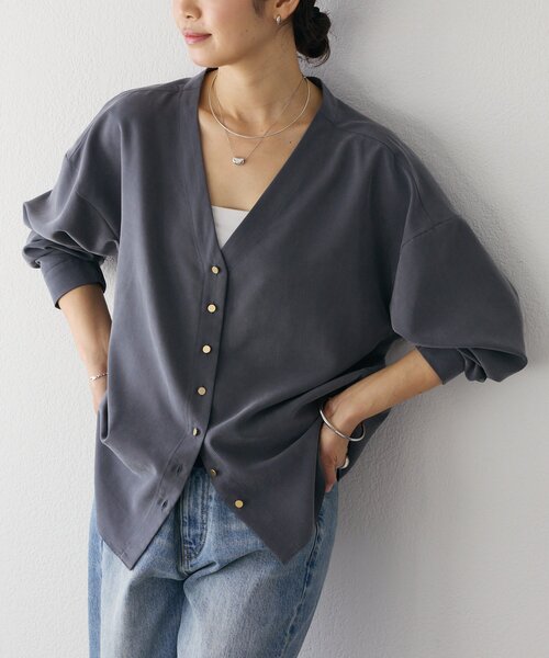 RIVE DROITE（リヴドロワ）の「【女性らしい抜け感】メタルボタンノーカラーブラウス（シャツ/ブラウス・レディース・ミント/チャコールグレー/ライトベージュ・FREE）」の11枚目の写真