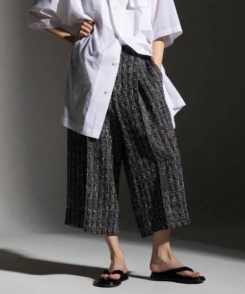 ROBES&CONFECTIONS(ローブスコンフェクションズ)の「Robes & Confections/ローブス&コンフェクションズ/尾洲ツイードクロップドパンツ(その他パンツ・レディース・ネイビー/ブルー・1/2)」の2枚目の写真