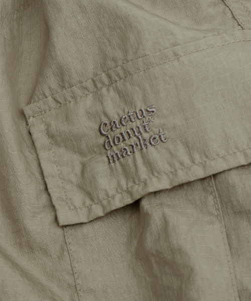 CACTUSDONUTMARKET（カクタスドーナツマーケット）の「Nylon Pin-tuck Cargo Pants - Beige（その他パンツ・メンズ・その他・MEDIUM/LARGE）」の4枚目の写真