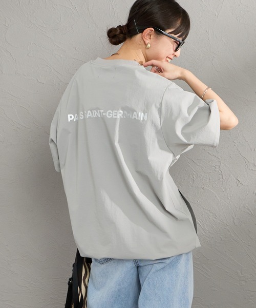 PARIS SAINT-GERMAIN（パリサンジェルマン）の「[PARIS SAINT-GERMAIN/パリ・サン＝ジェルマン] ワッペン刺繍ロゴ バックプリント ショートスリーブTシャツ【追加】（Tシャツ/カットソー・メンズ・ライトグレー/ブラック・M/XL/L）」の2枚目の写真