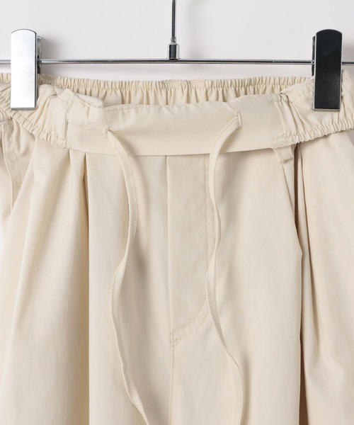 BAYFLOW（ベイフロー）の「[吸水速乾/接触冷感/UVケア]テックリネンバルーンパンツ（その他パンツ・レディース・オフホワイト/ブラック/カーキ・SMALL/MEDIUM）」の22枚目の写真
