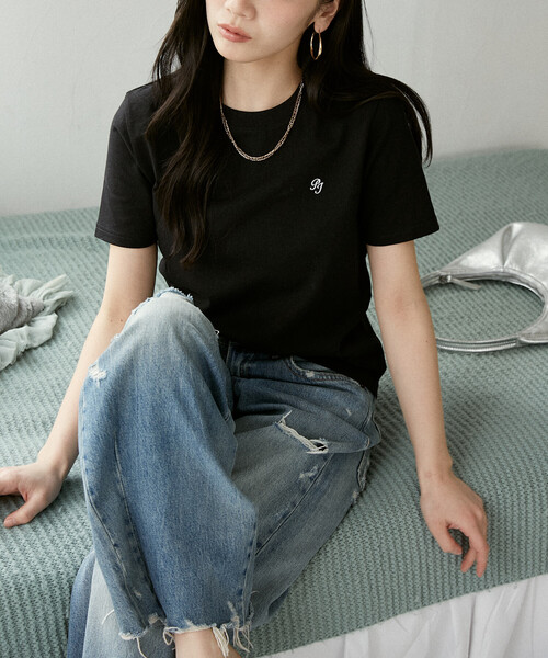 PEACH JOHN(ピーチジョン)の「PEACH JOHN × PUBLUX/ピーチ・ジョン ワンポイント ロゴ刺繍 Tシャツ 限定展開(Tシャツ/カットソー・レディース・ブラック/オフホワイト/ネイビー/ライトグレー・フリ-)」の2枚目の写真