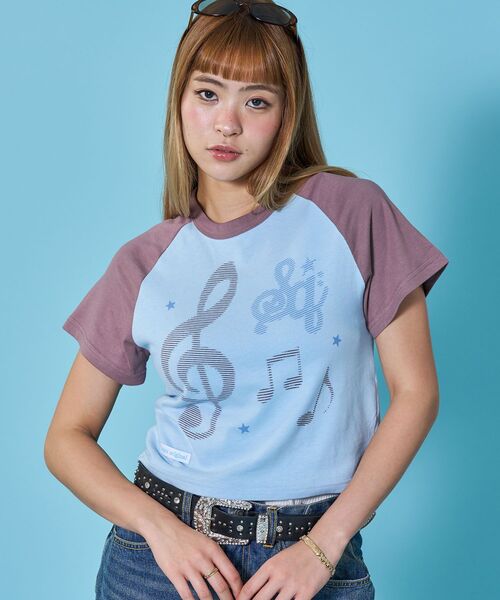 SEQUENZ(シークエンズ)の「※WEB限定 / プリントピチTシャツ / 配色ラグラン半袖Tシャツ / sqnztreble clef pt tee(Tシャツ/カットソー・レディース・ライトブルー/ネイビー/ピンク系その他/ベージュ系その他2・SMALL/MEDIUM)」の2枚目の写真