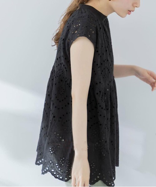 &soiree(アンドソワレ)の「総レースノースリーブオーバーサイズトップス(Tシャツ/カットソー・レディース・ブラック・FREE)」の2枚目の写真