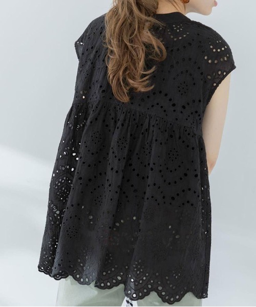 &soiree(アンドソワレ)の「総レースノースリーブオーバーサイズトップス(Tシャツ/カットソー・レディース・ブラック・FREE)」の3枚目の写真