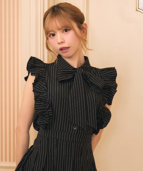 TITTY&CO.(ティティーアンドコー)の「フロントリボンフリルストライプシャツ(シャツ/ブラウス・レディース・グレー/ブラック・FREE)」の6枚目の写真