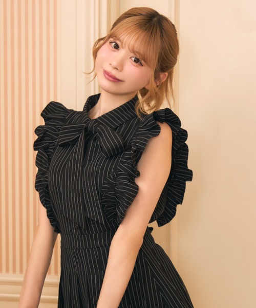 TITTY&CO.(ティティーアンドコー)の「フロントリボンフリルストライプシャツ(シャツ/ブラウス・レディース・グレー/ブラック・FREE)」の9枚目の写真