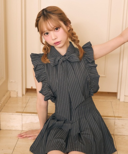 TITTY&CO.(ティティーアンドコー)の「フロントリボンフリルストライプシャツ(シャツ/ブラウス・レディース・グレー/ブラック・FREE)」の3枚目の写真