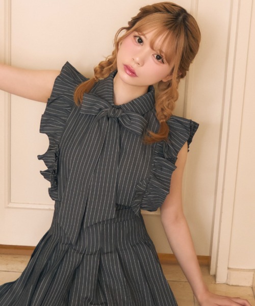 TITTY&CO.(ティティーアンドコー)の「フロントリボンフリルストライプシャツ(シャツ/ブラウス・レディース・グレー/ブラック・FREE)」の5枚目の写真