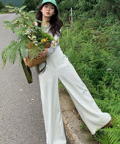 AsheKsha(アシクシャ)の「ドット柄ストレートサスペンダーパンツ(サロペット/オーバーオール・レディース・ホワイト・F)」の3枚目の写真